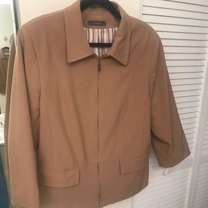 Stylish beige zipper sport coat